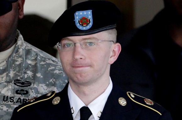El soldado Bradley Manning ha sido enjuiciado por dar a conocer a los ciudadanos norteamericanos la historia de las guerras que se libran en su nombre.