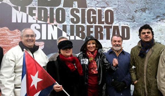 Dirigentes del Partido Popular en una manifestación a favor de la disidencia cubana