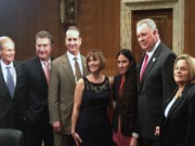 Yoani Sánchez posa feliz junto a los paladines del bloqueo contra Cuba en el Congreso de los Estados Unidos. Tomada de Miradas encontradas.