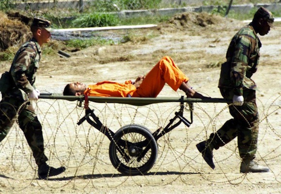 Soldados trasladan a un detenido para ser interrogado. Foto: Reuters