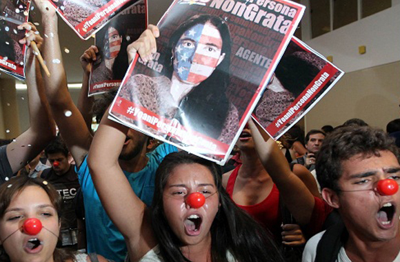 Los partidarios de la Revolución cubana protestan contra Yoani Sánchez en una reunión en São Paulo, Brasil. Tomada de Cubainformación