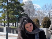 La bloguera cubana Yoani Sánchez al amparo del Capitolio de Washington. Tomada de Cambios en Cuba