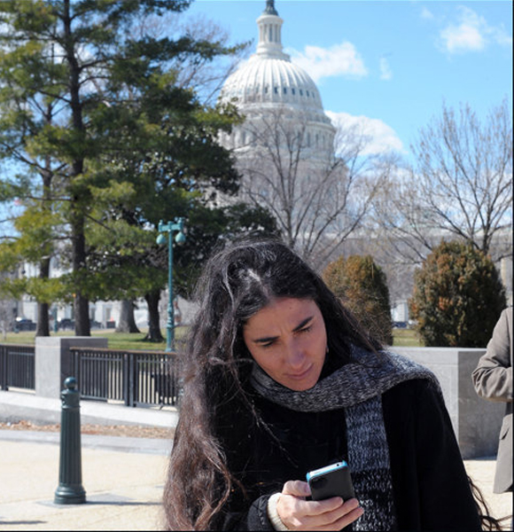 La bloguera cubana Yoani Sánchez al amparo del Capitolio de Washington. Tomada de Cambios en Cuba