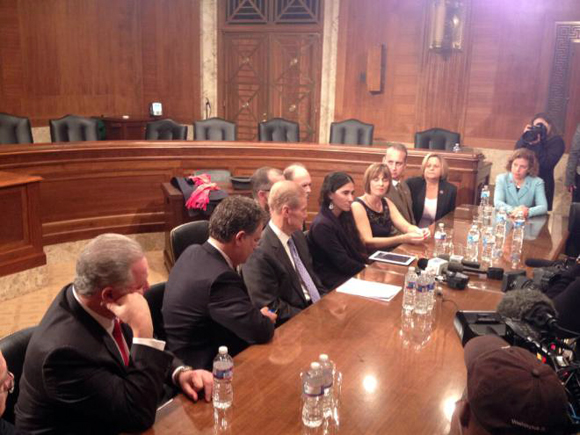 Yoani Sánchez , como pez en el agua, junto a la cúpula anticubana del Congreso de los Estados Unidos