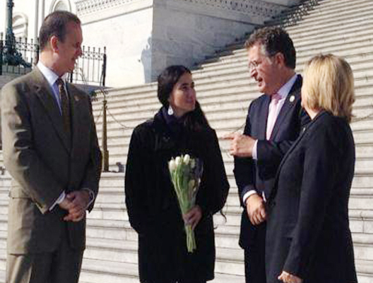 Reciben a Yoani Sánchez en el Congreso de EE.UU Ileana Ros-Lehtinen, Mario Díaz-Balart y Joe García, los más feroces defensores del bloqueo contra Cuba. 