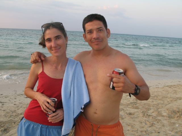 Yoani en la playa y tomando cerveza bucanero