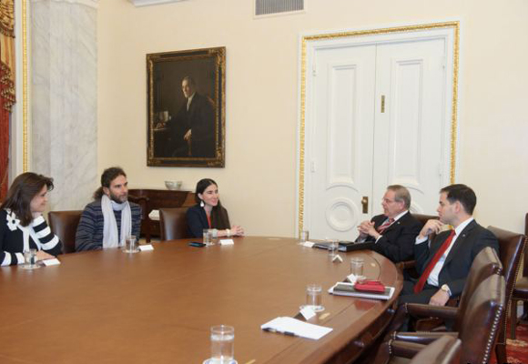 Yoani Sánchez y Orlando Luis Pardo Lazo, su secretario y fotógrafo, reunidos con los senadores de la derecha anticubana Bob Ménendez y Marco Rubio. Tomada de Martí Noticias.