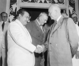 Fulgencio Batista saluda al presidente de E.U. Dwight Eisenhower. Tomada de La pupila insomne