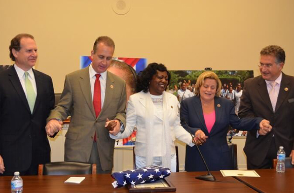 Tomados de las manos, Berta Soler y los más recalcitrantes defensores del bloqueo contra Cuba, Mario Díaz- Balart, Joe García, Ileana Ros-Lethinen y Albio Sires. Foto: Martí Noticias 