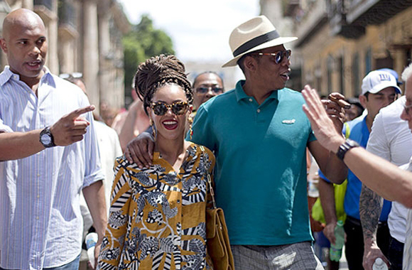 Beyonce y Jay-Z caminando por las calles de La Habana, algo que los norteamericanos tienen prohibido hacer.  
