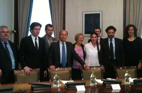 Diputados de todos los grupos salvo Izquierda Plural se reunieron en el Congreso con Sánchez. Foto: eldiario.es