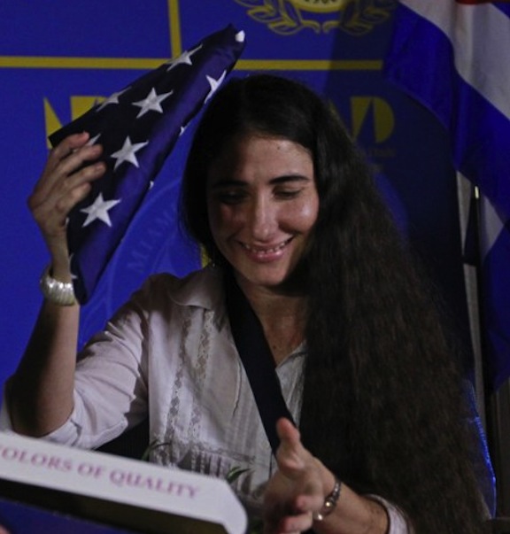 Yoani recibe la bandera de EEUU
