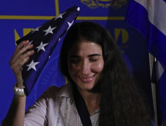 Yoani Sánchez premiada en Miami con la bandera norteamericana por los servicios prestados a la nación del norte
