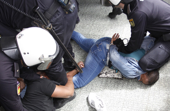 Familia cubana desalojada por la policía en España.