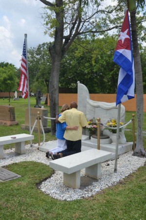 Quizás una tumba de Posada Carriles en Miami le sirva a un próximo “disidente” para dejar pequeño a Fariñas. En la foto el huelguista inmortal arrodillado ante la tumba del capo terrorista Jorge Mas Canosa. Foto: La tarde se mueve