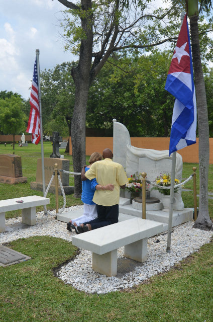  En la foto el huelguista inmortal Guillermo Fariñas arrodillado ante la tumba del capo terrorista Jorge Mas Canosa en Miami. Foto: La tarde se mueve