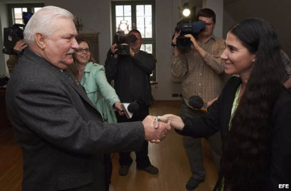 Este lunes el expresidente polaco Lech Walesa (izq) recibió a la bloguera cubana Yoani Sánchez (der), él que fue y ella que es "l´enfant terrible" de la CIA para la "democracia" en Cuba. Foto: EFE