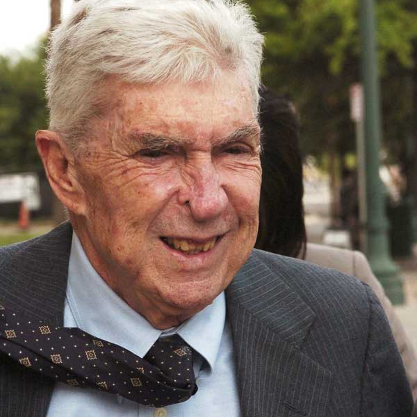 El terrorista confeso Luis Posada Carriles, vive libre en Miami. 