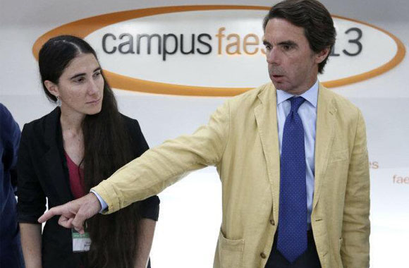 !Siéntate y calla!, con un solo gesto el expresidente Aznar, demuestra cuál es la actitud de la bloguera Yoani Sánchez ante sus auspiciadores. Foto: EFE