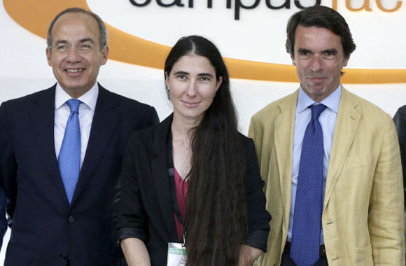 Yoani Sánchez sigue radicalizando su posición hacia la extrema derecha, ahora posa tutelada por Felipe Calderón y José María Aznar. Foto: EFE