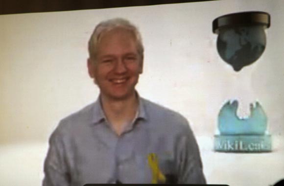 Julian Assange en videoconferencia con La Habana. Foto: Ismael Francisco/Cubadebate