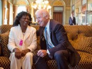 Encuentro de Berta Soler con el segundo hombre del gobierno que subvenciona con 20 millones de dólares a la oposición en Cuba de la que también las Damas de Blanco forman parte. Foto: Cambios en Cuba