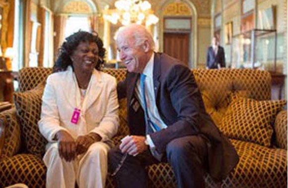 Encuentro de Berta Soler con el segundo hombre del gobierno que subvenciona con 20 millones de dólares a la oposición en Cuba de la que también las Damas de Blanco forman parte. Foto: Cambios en Cuba