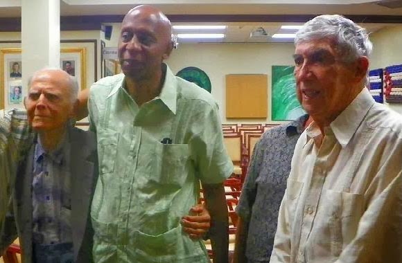 Coco Fariñas, bien apadrinado por Hubert Matos (izquierda) y el terrorista Posada Carriles (derecha), dos de los más encarnizados enemigos de Cuba.