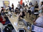 Raúl Moas (al centro), director ejecutivo de Roots of Hope, habla en un evento llamado Hackathon de Cuba en Miami. Foto: AP